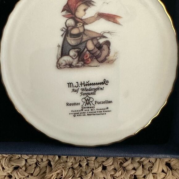 M.J‎ HUMMEL Porcelain Hanging Round Ornament Girl “Farewell” NEW in Box - Picture 4 of 6
